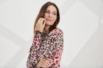 Kobieta ubrana w sweter damski Gerry Weber Animal Print N76031 2.jpeg