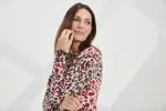 Kobieta ubrana w sweter damski Gerry Weber Animal Print N76031 2.jpeg