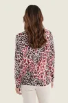 Kobieta ubrana w sweter damski Gerry Weber Animal Print N76031 3.jpeg