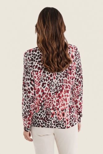 Kobieta ubrana w sweter damski Gerry Weber Animal Print N76031 3.jpeg