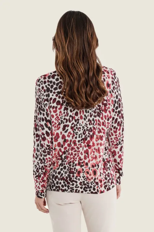 Kobieta ubrana w sweter damski Gerry Weber Animal Print N76031 3.jpeg