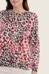 Kobieta ubrana w sweter damski Gerry Weber Animal Print N76031 4.jpeg