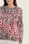 Kobieta ubrana w sweter damski Gerry Weber Animal Print N76031 4.jpeg