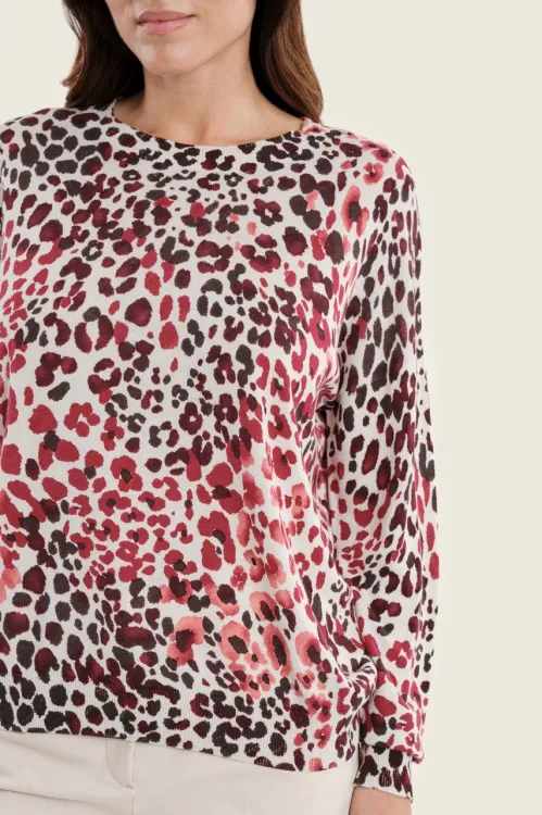 Kobieta ubrana w sweter damski Gerry Weber Animal Print N76031 4.jpeg