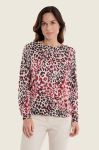 Kobieta ubrana w sweter damski Gerry Weber Animal Print N76031 5.jpeg