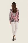 Kobieta ubrana w sweter damski Gerry Weber Animal Print N76031 6.jpeg