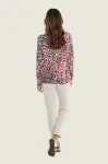 Kobieta ubrana w sweter damski Gerry Weber Animal Print N76031 6.jpeg