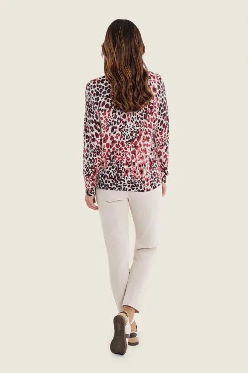 Kobieta ubrana w sweter damski Gerry Weber Animal Print N76031 6.jpeg