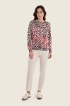 Kobieta ubrana w sweter damski Gerry Weber Animal Print N76031 7.jpeg