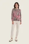 Kobieta ubrana w sweter damski Gerry Weber Animal Print N76031 7.jpeg