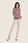 Kobieta ubrana w sweter damski Gerry Weber Animal Print N76031 8.jpeg