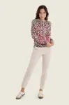 Kobieta ubrana w sweter damski Gerry Weber Animal Print N76031 8.jpeg