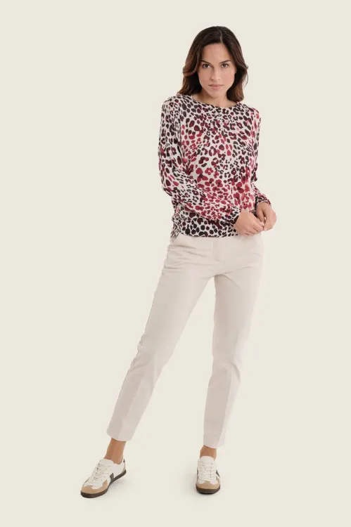 Kobieta ubrana w sweter damski Gerry Weber Animal Print N76031 8.jpeg