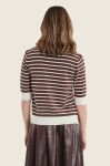 Kobieta ubrana w sweter w paski Gerry Weber ze sklepu Moda Club N76200 3.jpeg