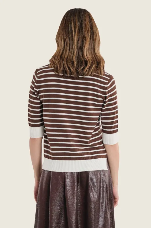 Kobieta ubrana w sweter w paski Gerry Weber ze sklepu Moda Club N76200 3.jpeg