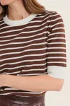 Kobieta ubrana w sweter w paski Gerry Weber ze sklepu Moda Club N76200 4.jpeg