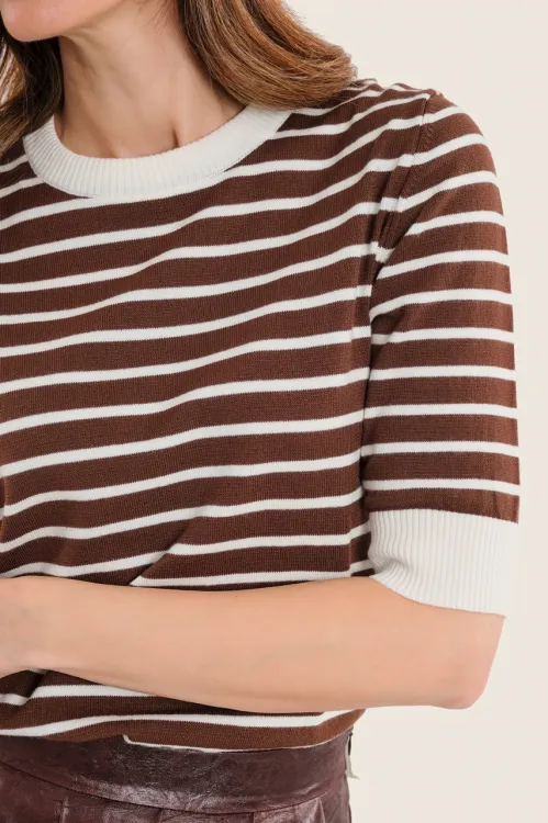 Kobieta ubrana w sweter w paski Gerry Weber ze sklepu Moda Club N76200 4.jpeg